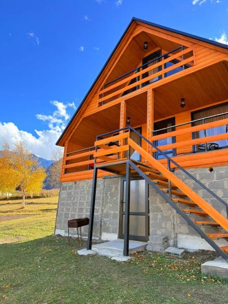 A la foto es mostra l'objecte Shelva Cottage kazbegi situat a la ciutat de Abano.
