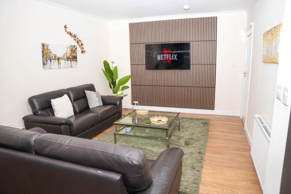 4 Bed Contractor House Free Parking Heathrow - 賓福特