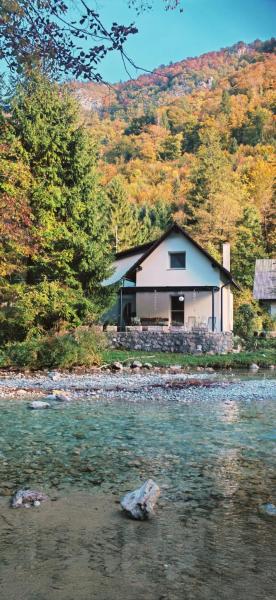 Na zdjęciu widoczny jest obiekt Riverside Guesthouse położony w mieście Ig.