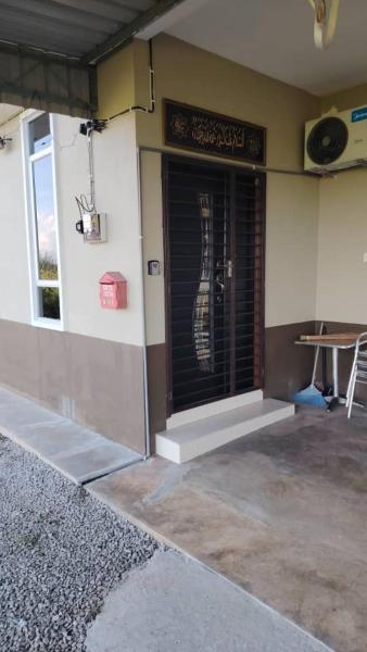The photo shows the d'esaku homestay located in the city of Penaga.