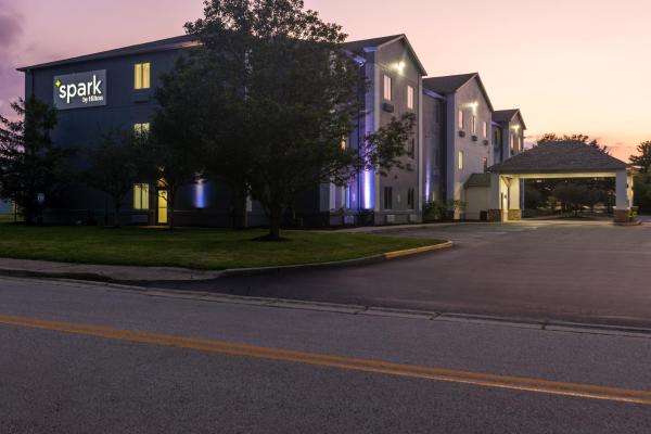 写真にはフィッシャーズ市にあるSpark by Hilton Indianapolis Northeast Fishersが写っています。