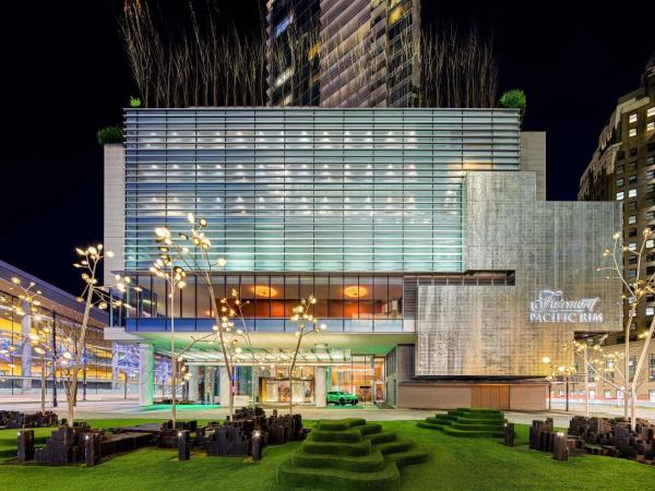 Na zdjęciu widoczny jest obiekt Fairmont Pacific Rim położony w mieście Vancouver.