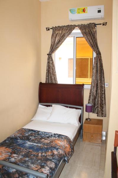 På bildet vises objektet Jesiwa B's Little Palace som ligger i byen Accra.