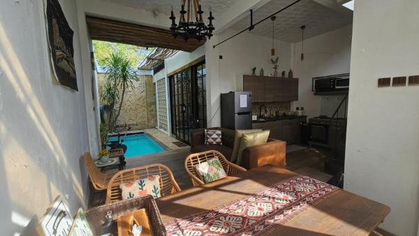 Na zdjęciu widoczny jest obiekt Vila Raima SYARIAH położony w mieście Gresik.