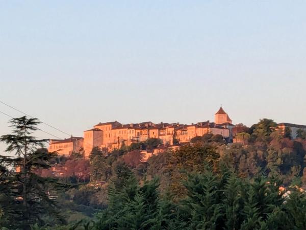 A la foto es mostra l'objecte fleuri du TUC de Saint-Paul situat a la ciutat de Lauzerte.