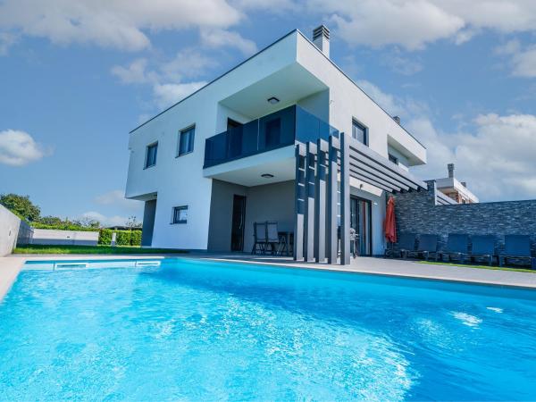 照片显示了位于Petrovija市的Villa Davide物件。