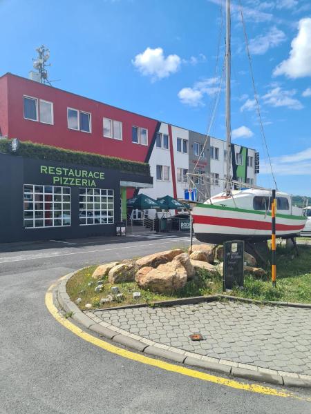 写真にはMezina市にあるHotel Montenegroが写っています。