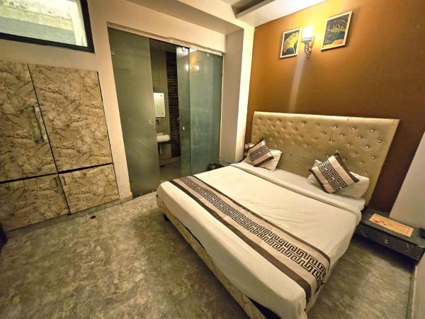 Hotel Season Couple friendly Rooms Best Hotel Pitampura metro station, New Delhi