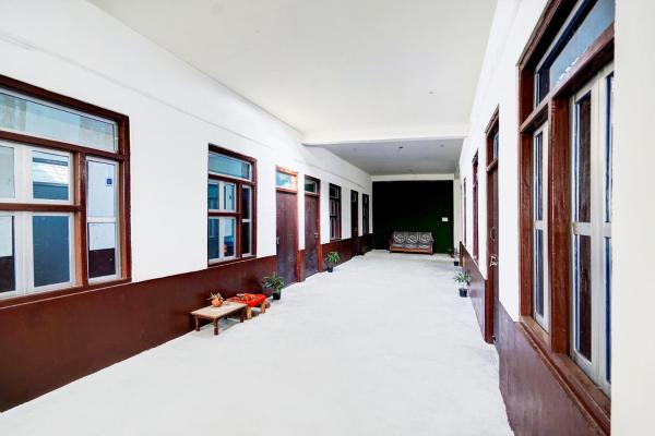 Na fotografii je vidět objekt SPOT ON Hotel Lakshya Ghatampur nacházející se ve městě Ghātampur.