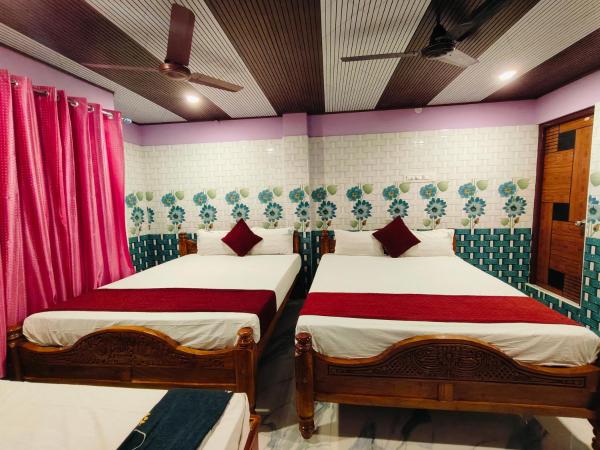 The photo shows the THIRUNALLAR Udhayam Residency INN located in the city of Nannilam.