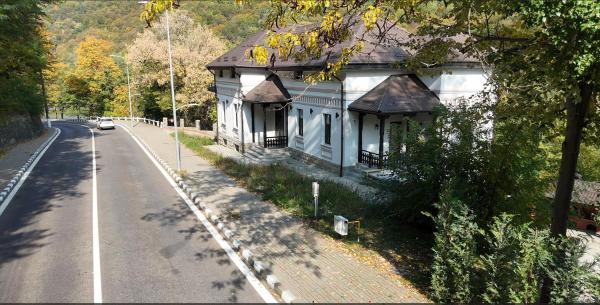 På billedet ses objektet Bujorul Oltului beliggende i byen Căciulata.