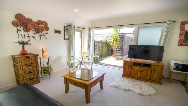 Beautiful and Bright Studio Apartment Botany Downs, Auckland