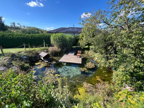 The photo shows the Verwandlerei Berg&See located in the city of Wasserhofen.