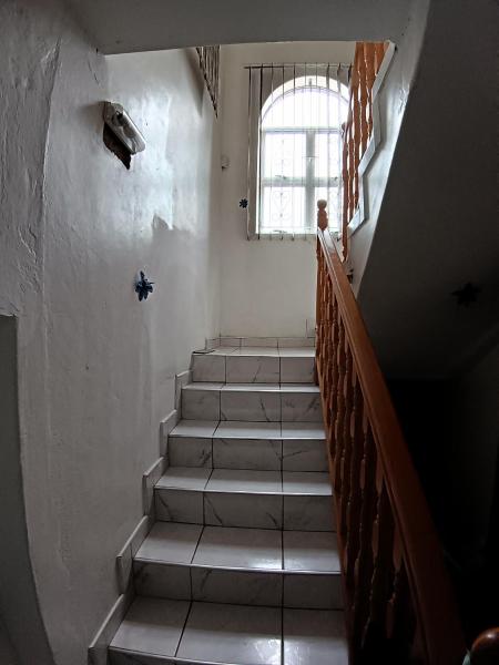 The photo shows the Teal Terrace B&B located in the city of Queensburgh.