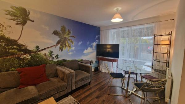 BrumStay - 4 Bedrooms TownHouse sleeps 6 with Driveway Parking and Garden, Birmingham