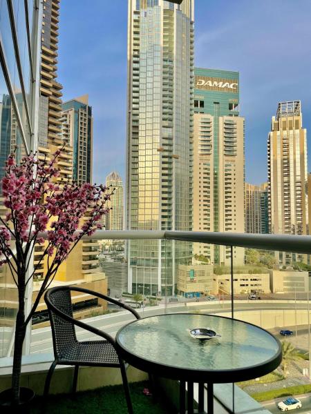 Serene Escape in Bustling Marina and JBR, Ensuite 2BR, Sky Garden Access, Dubai