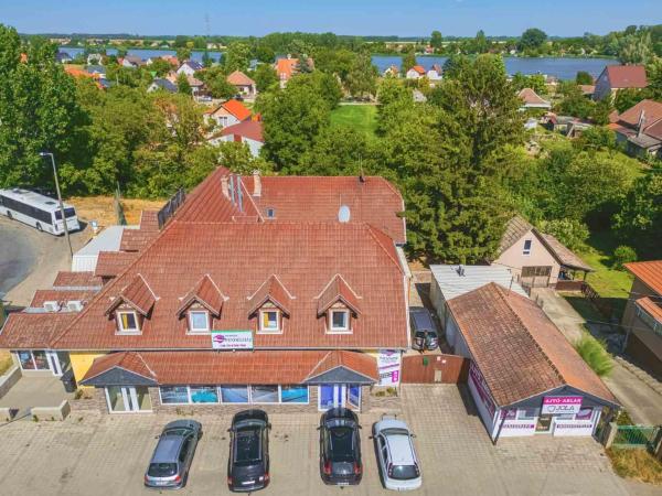 Nella foto è visibile l'oggetto Tranzit Vendégház B situato nella città di Ráckeve.