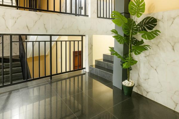 Na foto é possível ver o objeto West Hotel Douala localizado na cidade de Bonabéri.