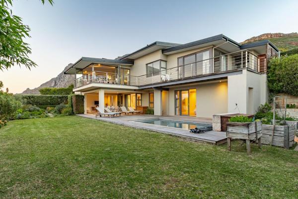 Nella foto è visibile l'oggetto Stonehurst Serenity, Modern Family Retreat, Tokai situato nella città di Klein Steenberg.