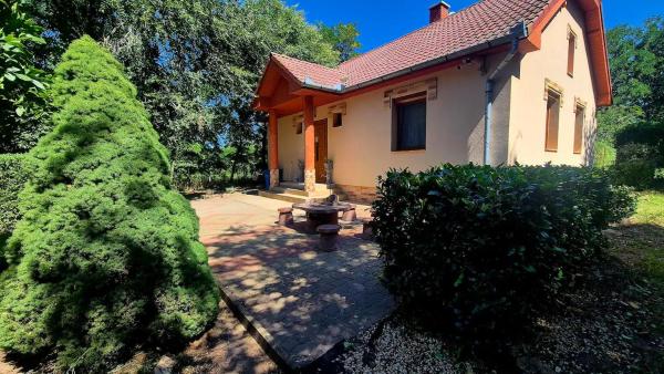Na zdjęciu widoczny jest obiekt GSH Apartman 2 położony w mieście Mikepércs.
