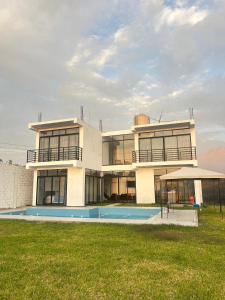 A la foto es mostra l'objecte Casa Laguna situat a la ciutat de Laredo.