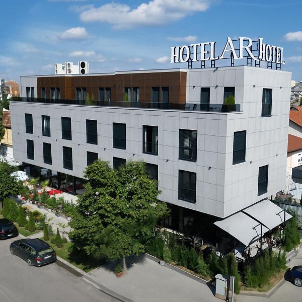 Na fotografii je vidět objekt Hotel Ari Gjakove nacházející se ve městě Rahovec.