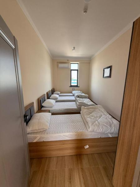 Na zdjęciu widoczny jest obiekt Hostel położony w mieście Qiziltuw.