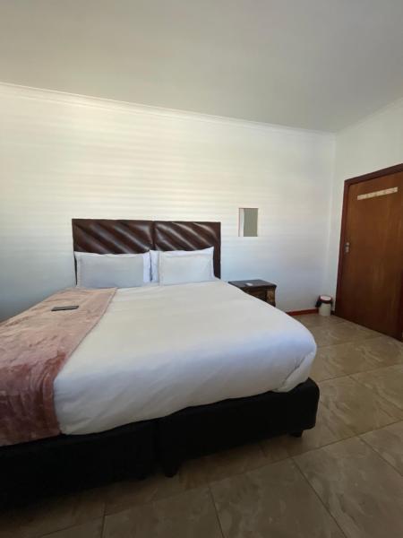 På billedet ses objektet Lookout 12 Duminy Guesthouse beliggende i byen Avondale.