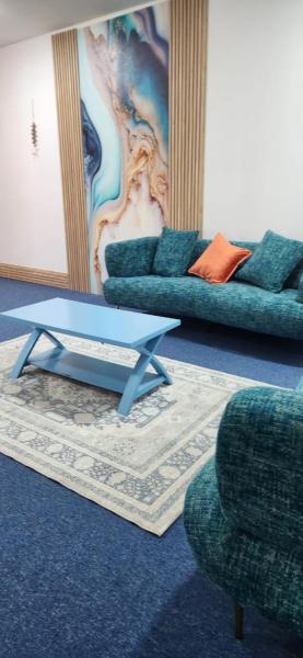 The photo shows the Sky chalet located in the city of Sur.