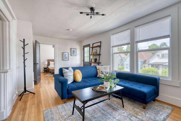 Stay Portland - La Casa Burnside -Local Eateries -Shops - Bars - Portland, OR