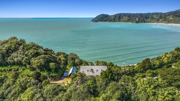 照片显示了位于Tata Beach市的The Gatehouse - Tata Headlands物件。