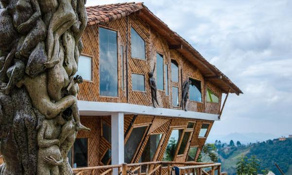 A la foto es mostra l'objecte Hotel Internacional de Arte PIA situat a la ciutat de Marinilla.
