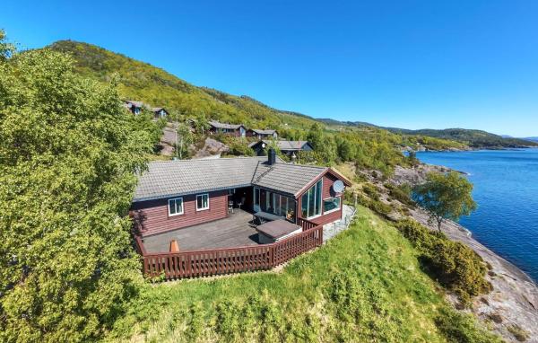 Nella foto è visibile l'oggetto Nice Home In Liarvåg With Sauna situato nella città di Vik.