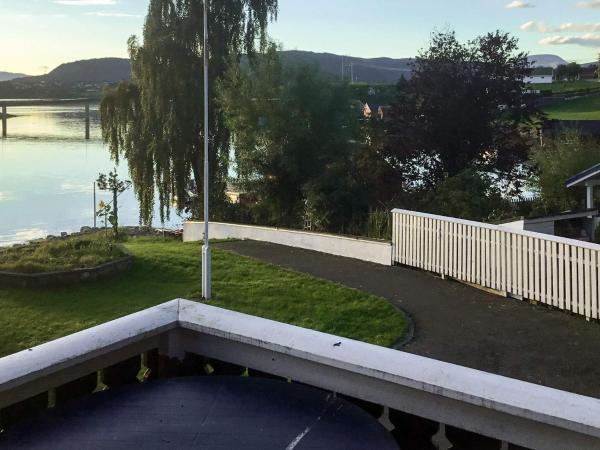 På billedet ses objektet 6 person holiday home in averøy-By Traum beliggende i byen Søfstad.