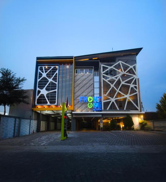 Na fotografii je vidět objekt Front One Hotel Sragen nacházející se ve městě Sragen.