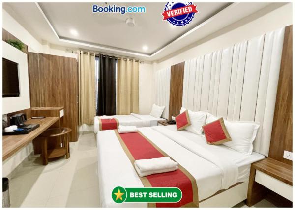 Na fotografii je vidět objekt HOTEL - SRK DIVINE Palace - Near The Holy Shree Kashi Vishwanath Temple - Free Wi-Fi & Fully Air Conditioning Hotel - Restrurant & Lift Facility - Best Hotel In Varanasi nacházející se ve městě Rāmnagar.