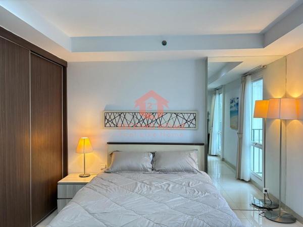 Auf dem Foto ist das Objekt Cozy 1BR Azalea Apt Cikarang Pool & Gym in der Stadt Kedungg zu sehen.