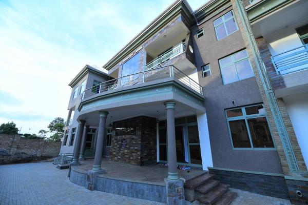 写真にはMasaka市にあるGuadalupe houseが写っています。