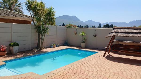 На фото показан объект A gorgeous studio with pool and mountain views at Goedehoop, Strand, Western Cape, расположенный в городе Странд.