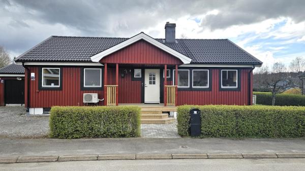 Na fotografii je vidět objekt Villa in Henån with jacuzzi sauna & conservatory nacházející se ve městě Henån.