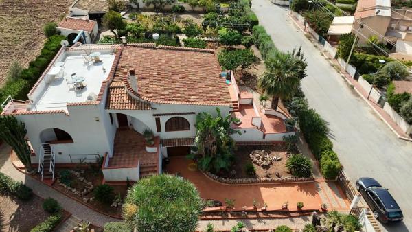 Na zdjęciu widoczny jest obiekt Villa San Vito Bay położony w mieście Macari.