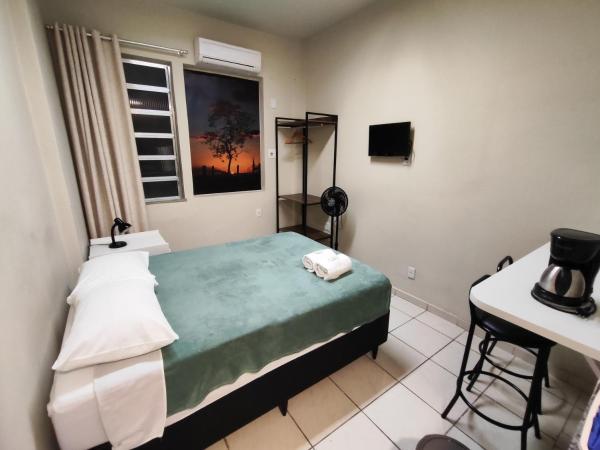 A la foto es mostra l'objecte Loft 220 Ar Cond Wi-fi com Box TV filmes e séries situat a la ciutat de Niterói.