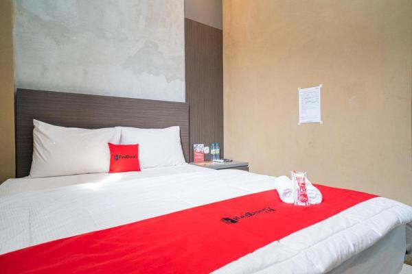 照片显示了位于Lawang市的RedDoorz near Wisata Paribendo Lawang物件。