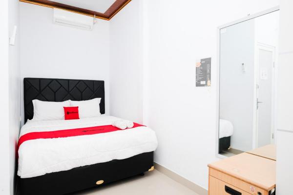 A la foto es mostra l'objecte RedDoorz Syariah Near Stasiun Wates situat a la ciutat de Wates.