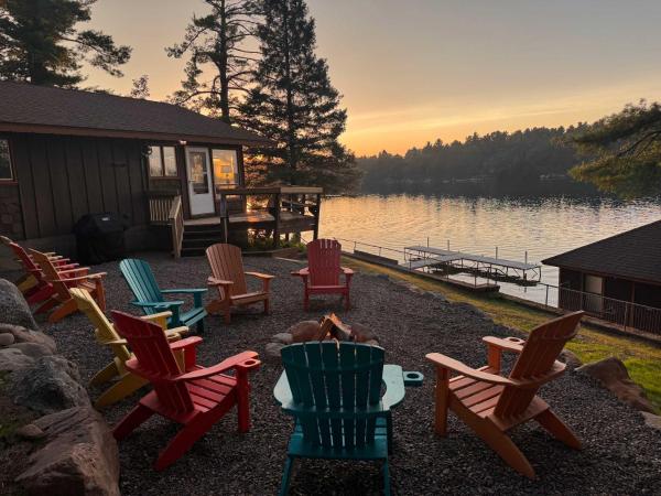 6br Waterfront Lodge On Round Lake Private Sandy Shoreline Dock Fire Pit Panoramic Views - Hayward, WI