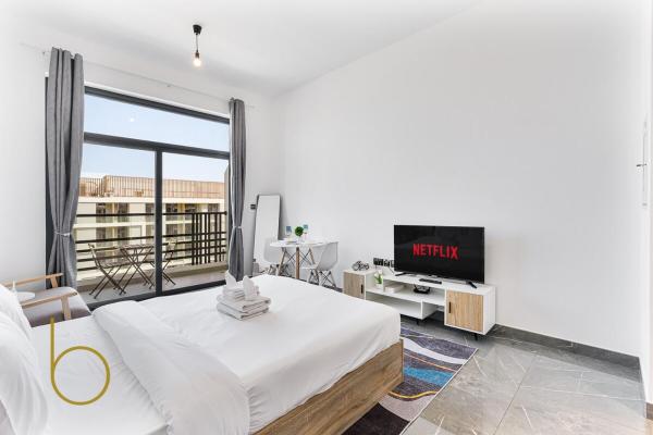På billedet ses objektet Bookable Studio Room Joya Blanca,Arjan with Tennis court access beliggende i byen Dubai.