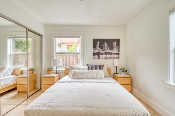 Stay Portland - The Sunnyside Cottage, Local Shops & Nightlife - Portland
