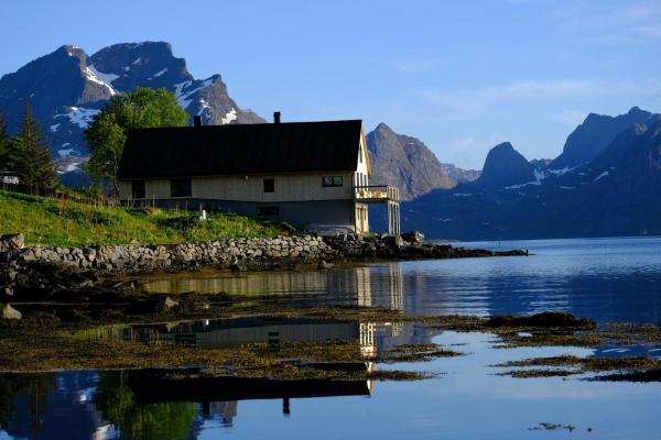 Op de foto is het object Minkfarmen, Spacious seaside cabin with scenic view te zien, gelegen in de stad Skjelfjord.
