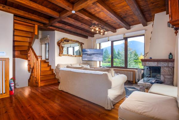 A la foto es mostra l'objecte Chalet Panorama -Three Level Escape in Parnassos situat a la ciutat de Arachova.