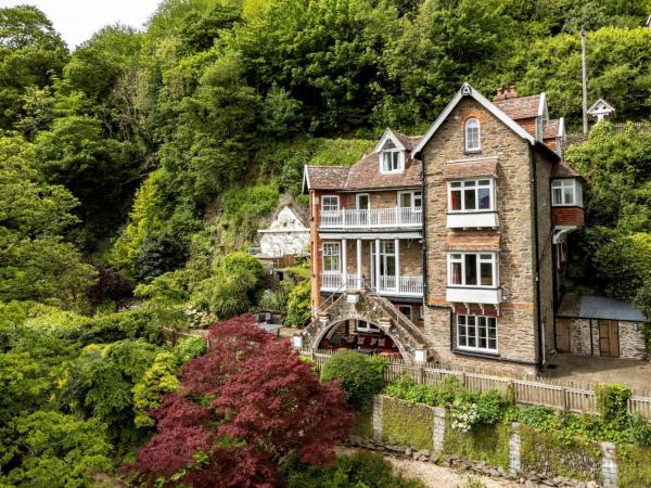 Na fotografii je vidět objekt The Lynhurst, superb holiday home by the Exmoor coast in Lynton nacházející se ve městě Lynton.